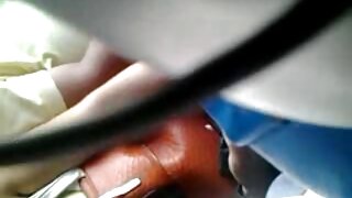 Sofi Ryan sorri enquanto faz uma broca em sua boceta raspada