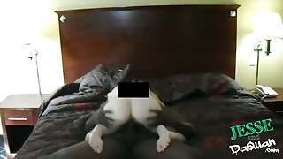 Mulher experiente transando com seu colega mais novo