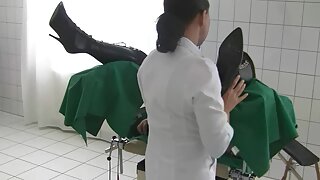 A gracinha de olhos grandes deixa seu pequeno buraco apertado violado