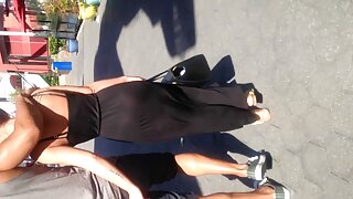 Milf cai de joelhos e leva uma pancada na boceta raspada