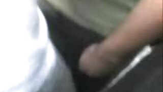 Kyler Quinn é duplamente penetrado por dois botões pretos cheios de tesão
