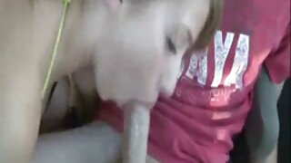 Mulher gostosa fumando usando lingerie erótica