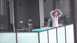 Jessie Saint leva pandanarum duro em sua buceta raspada e goza no rosto