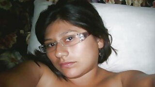 A morena atlética Adela brinca com seu vibrador favorito na cama
