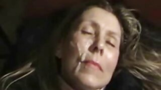 Linda esposa está satisfazendo o marido