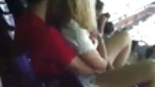 Grandes jarros MILF fode jovem universitário no sofá