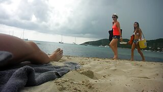 Whitney Wright dando prazer ao garanhão barbudo na cama