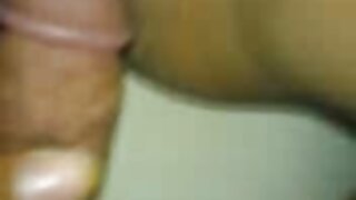 A ninfeta bronzeada Gianna Nicole leva uma trepada na sala de estar